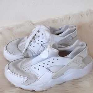 Nike White Sneakers size 4Y (4)